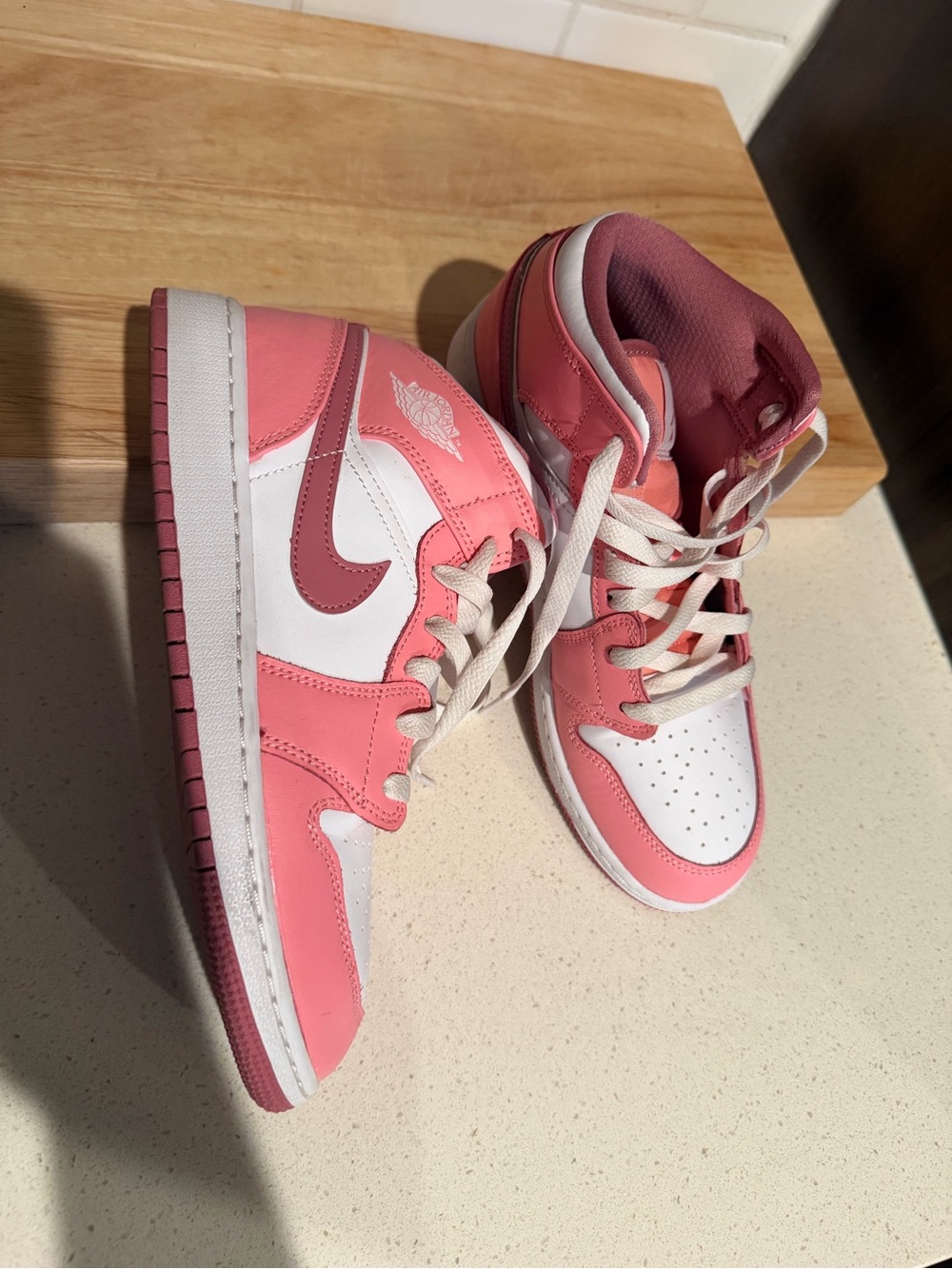 Air Jordan 1 Mid (GS) - Picture 3 of 5